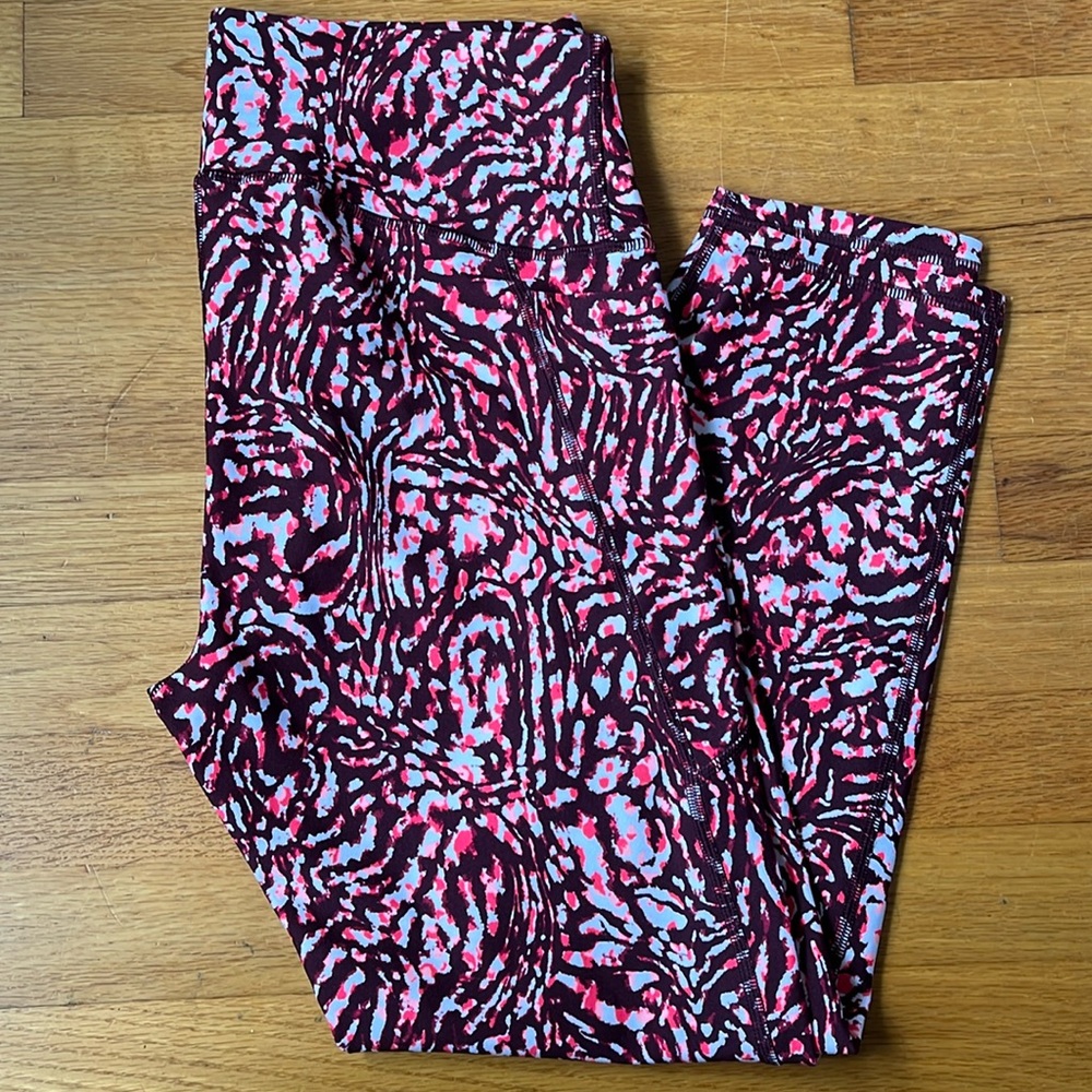Under Armour burgundy/pink compression leggings with side pocket - size large